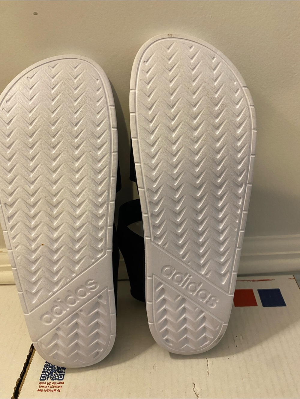 Adidas size 11 Sandals good condition - Picture 3 of 3